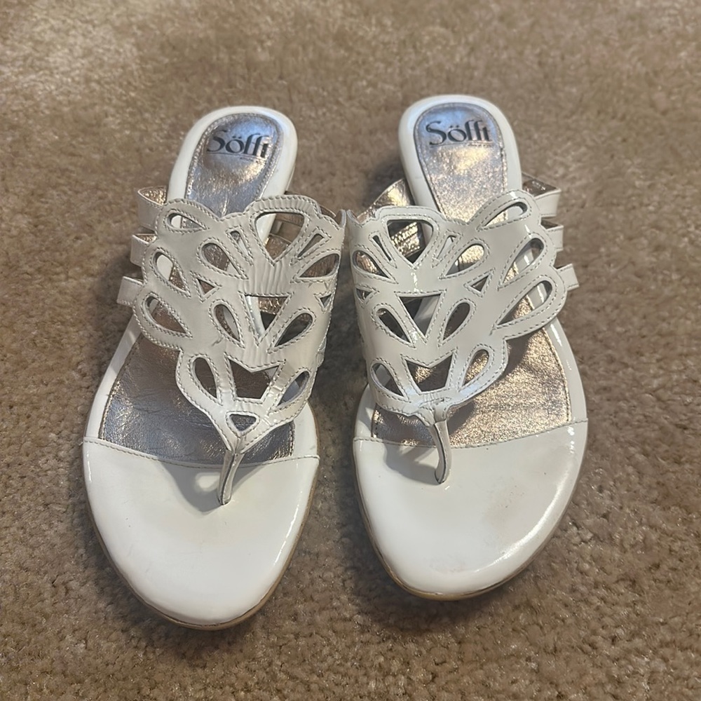 Like New Leather Sofft Latttice Sandals Size 8 in White